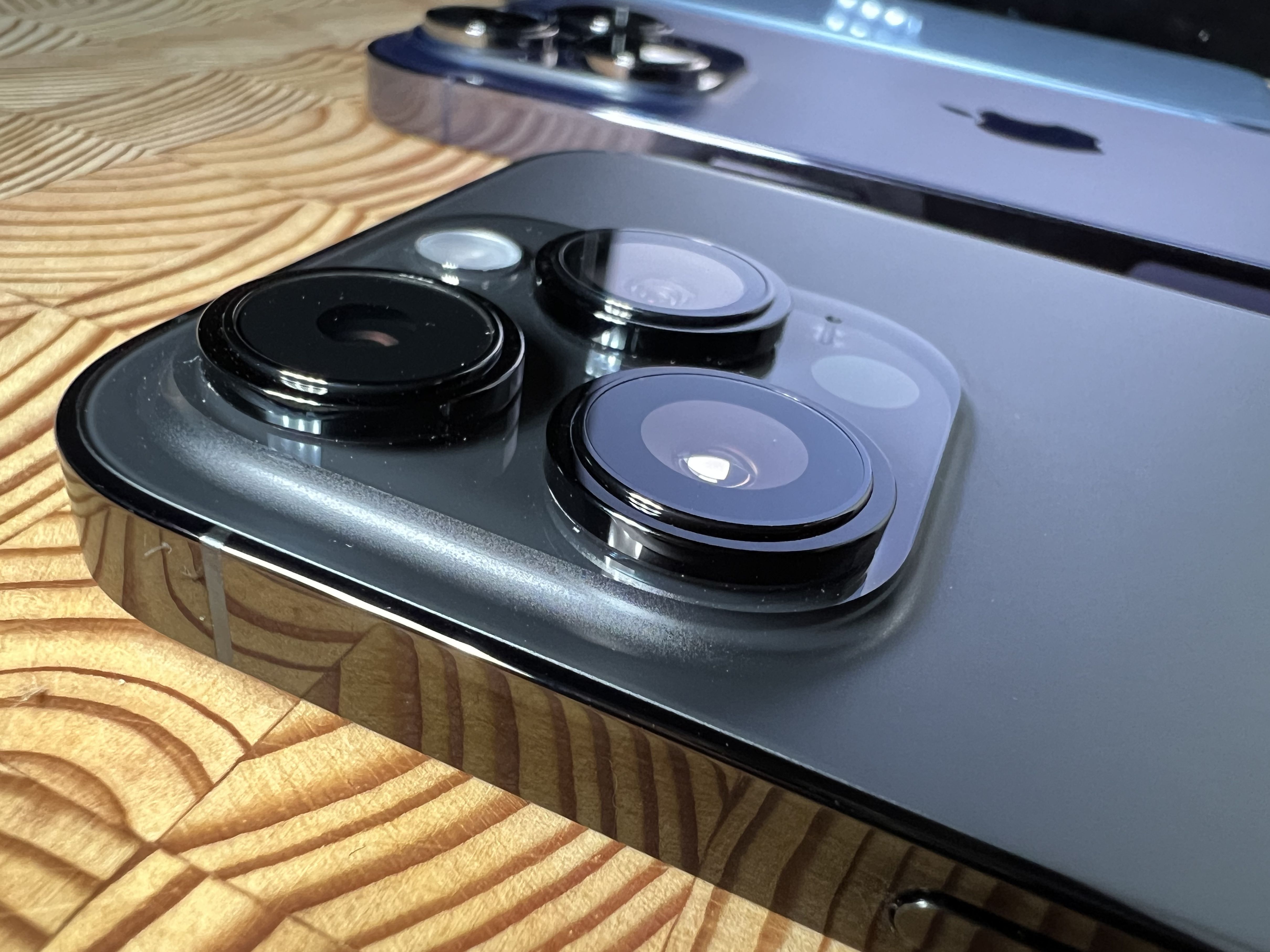 Кроме того, iPhone 14 Pro обладает высокой защищенностью благодаря своей IP68-сертификации.